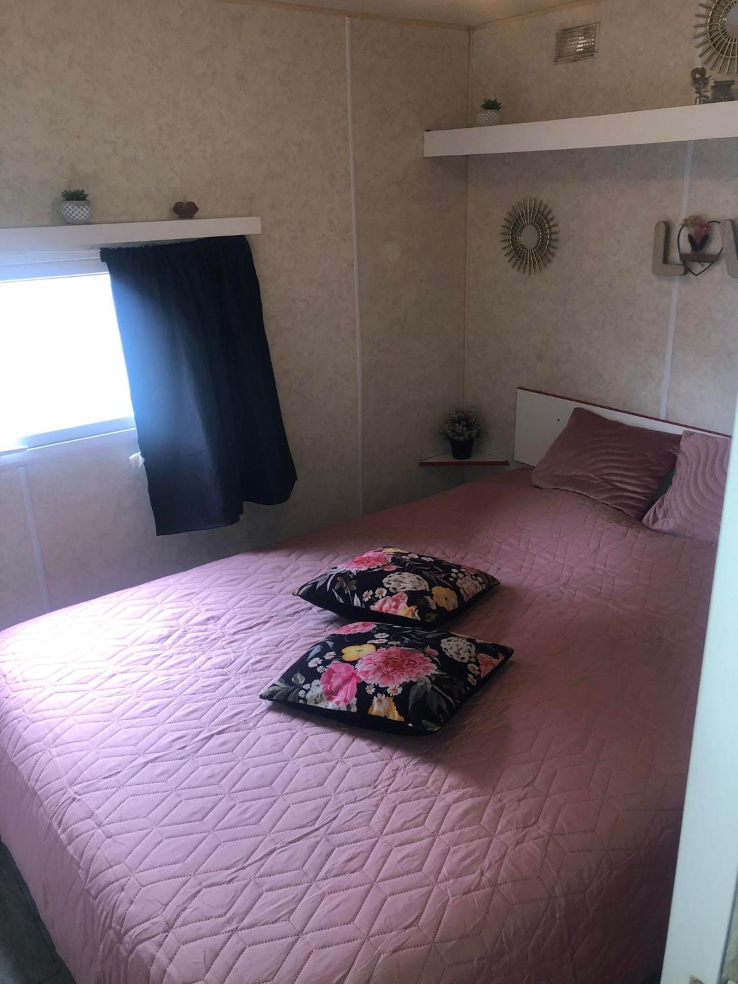 Mobilhome A Frejus A 15 Minute De La Mer Sur Terrain Independant المظهر الخارجي الصورة