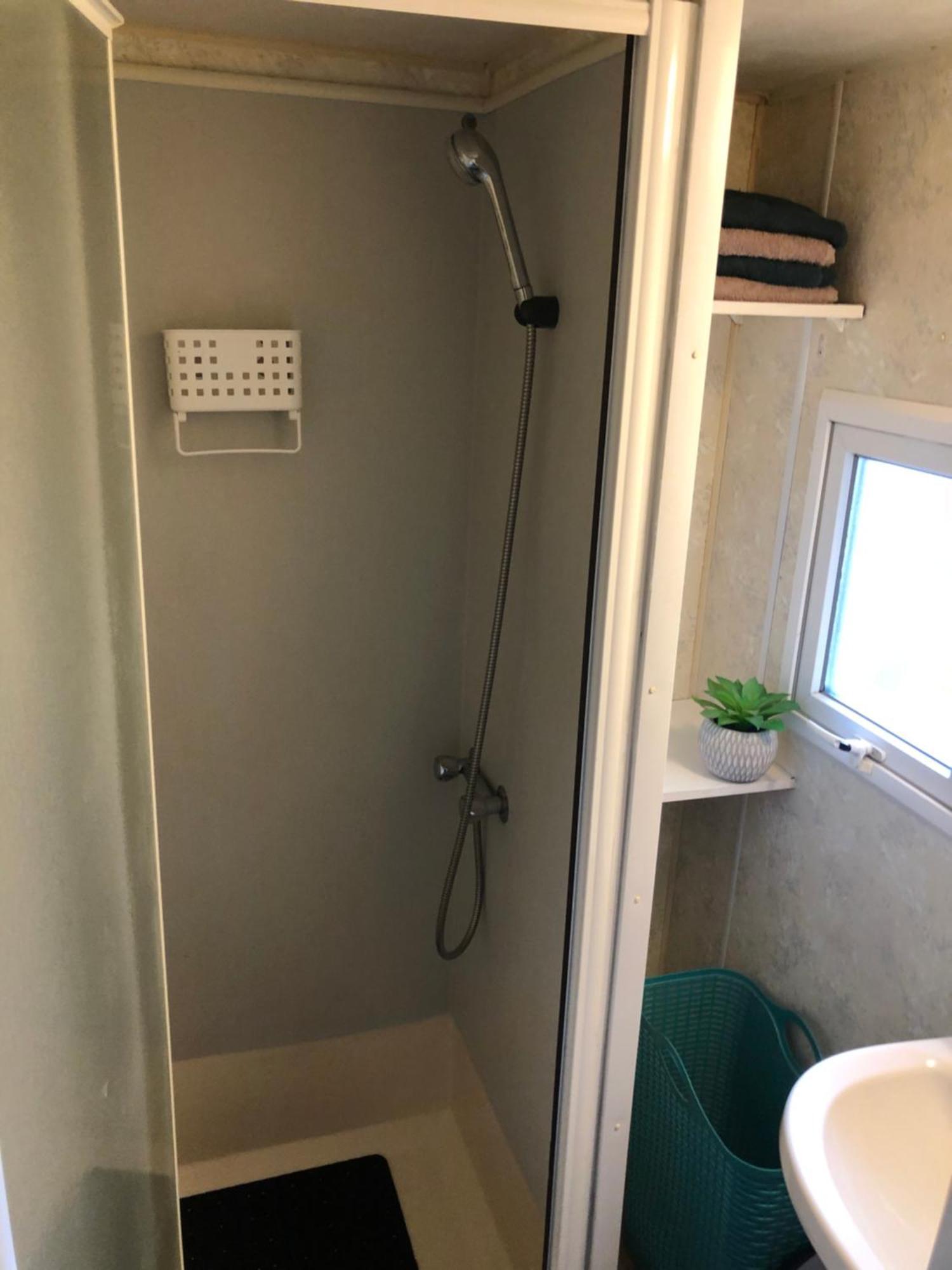 Mobilhome A Frejus A 15 Minute De La Mer Sur Terrain Independant المظهر الخارجي الصورة
