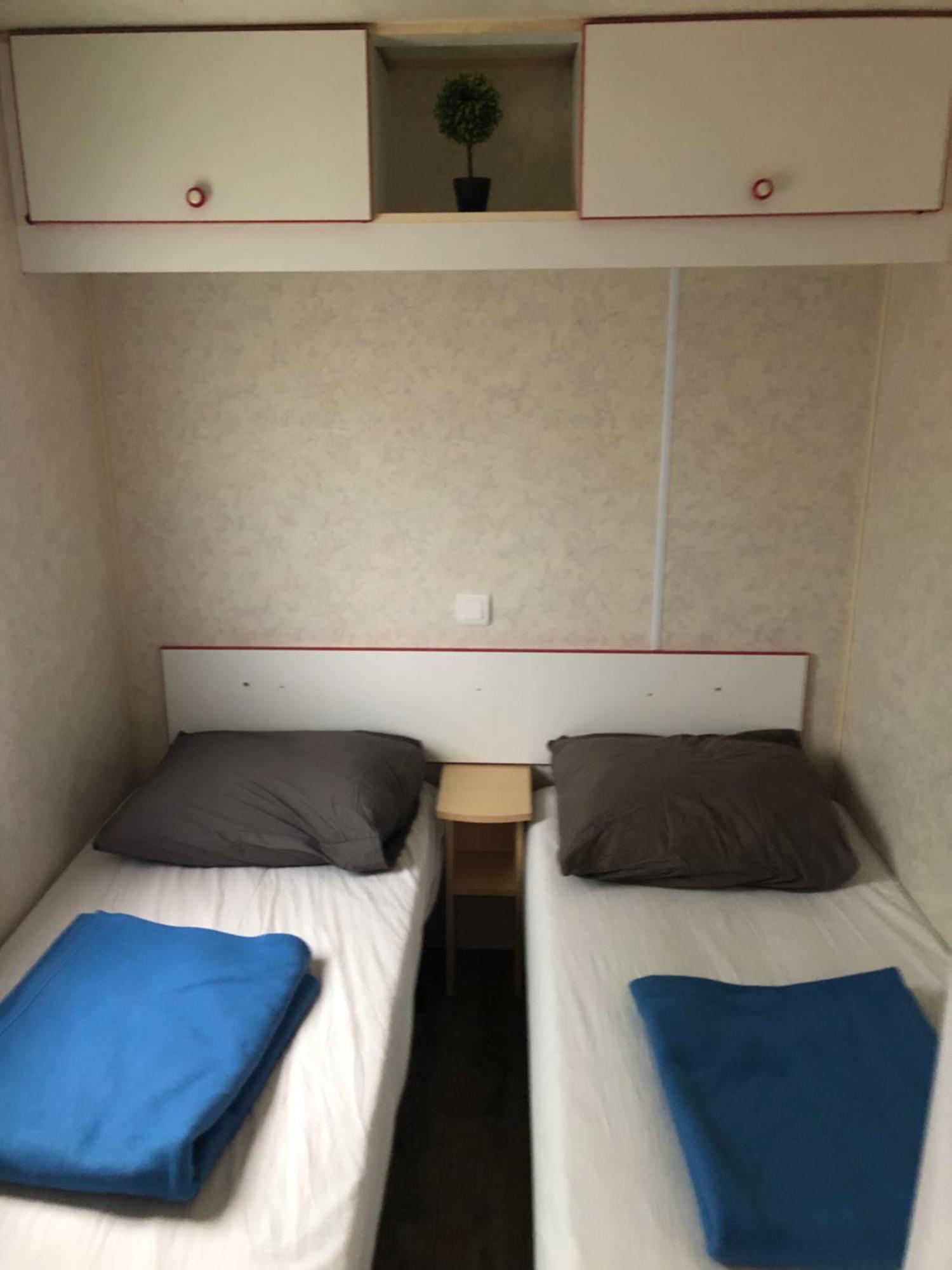 Mobilhome A Frejus A 15 Minute De La Mer Sur Terrain Independant المظهر الخارجي الصورة