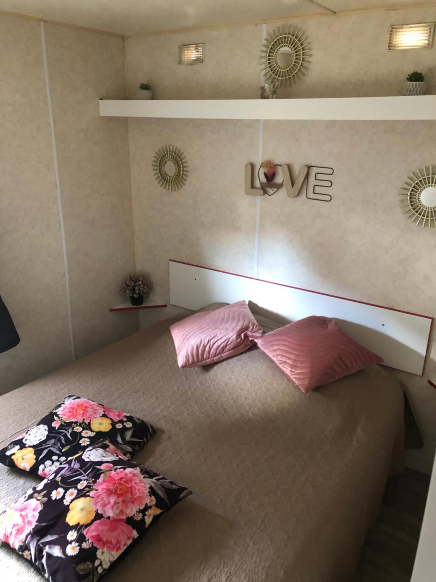 Mobilhome A Frejus A 15 Minute De La Mer Sur Terrain Independant المظهر الخارجي الصورة