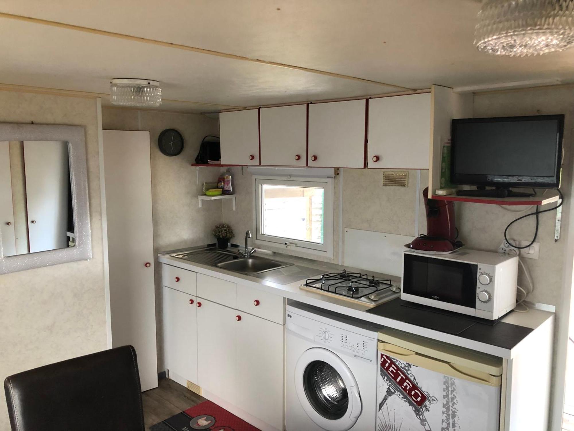 Mobilhome A Frejus A 15 Minute De La Mer Sur Terrain Independant المظهر الخارجي الصورة